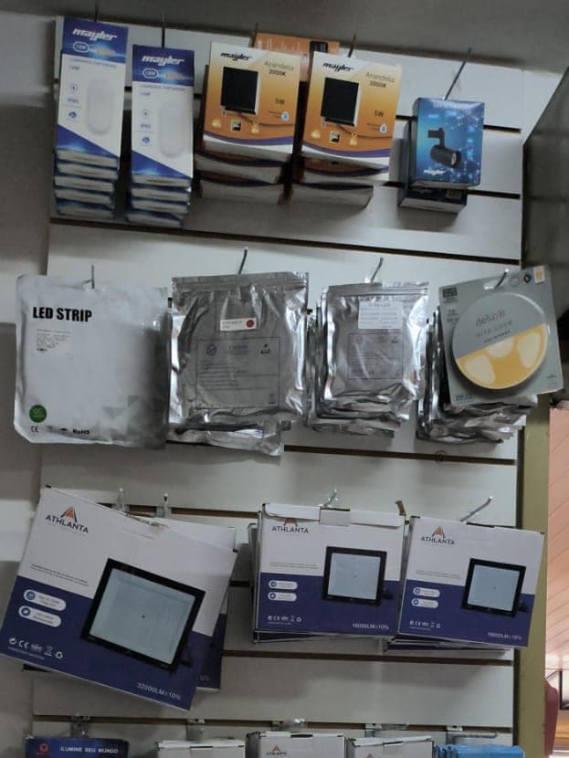 Refletores LED, arandelas e fita LED no expositor de iluminação da loja de material elétrico Progresso em Aparecida de Goiânia