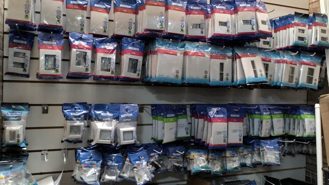 Parede de tomadas, interruptores e módulos elétricos na loja da Progresso Materiais de Construção em Aparecida de Goiânia